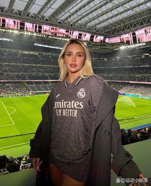 记者：齐达内和夫人现身伯纳乌观看皇马比赛